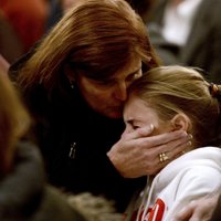 Fotoreportāža: ASV sēro par traģēdijas upuriem Ņūtaunas sākumskolā