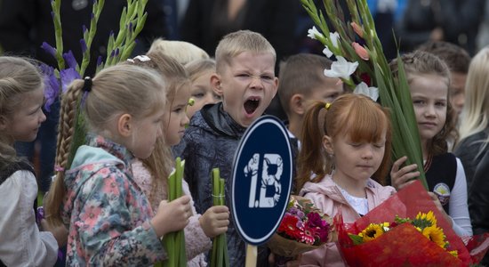 За шесть лет в Латвии стало на треть меньше первоклассников, половина учителей - 50+ лет, между школами - неравенство