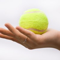 Masiera lomā – tenisa bumbiņa. Pašmasāža muskuļu sāpju novēršanai pēc treniņa