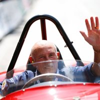 Pēc cīņas ar slimību miris slavenais motorsportists Stērlings Moss