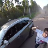 Video: Iereibis 'Lexus' autovadītājs Krievijā uzbrūk motociklistiem un dabū trūkties