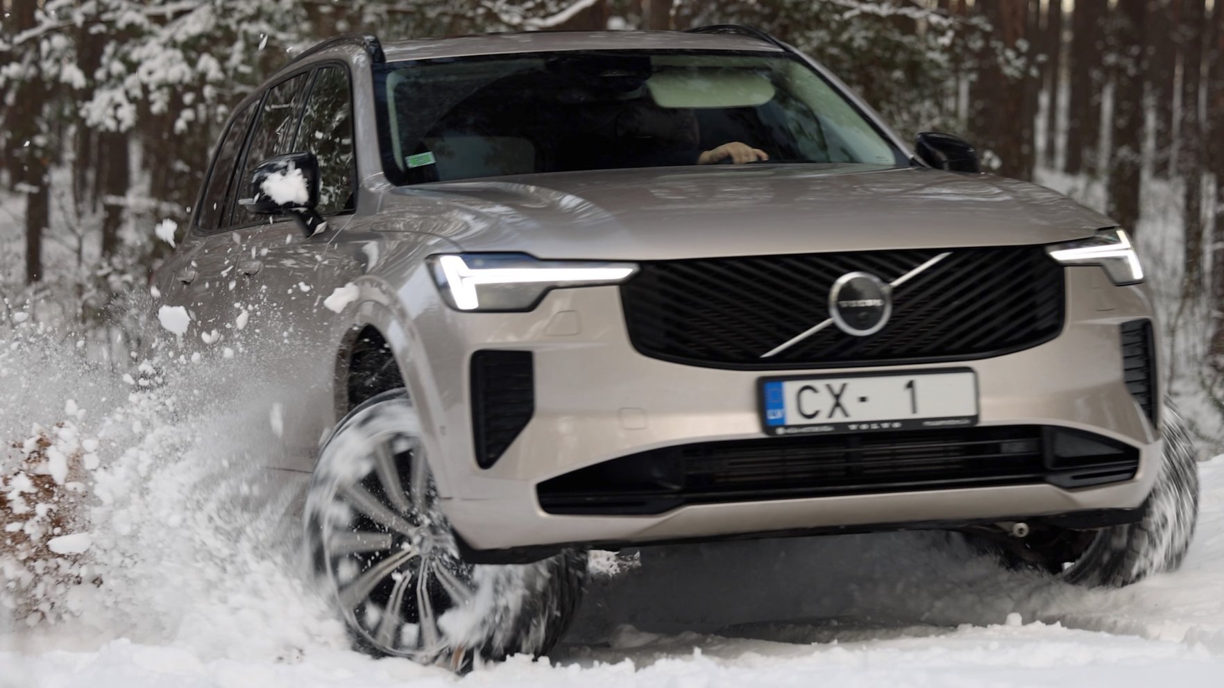 Video: 455 ZS jaudīgā jaunā "Volvo XC90" pirmais testa brauciens