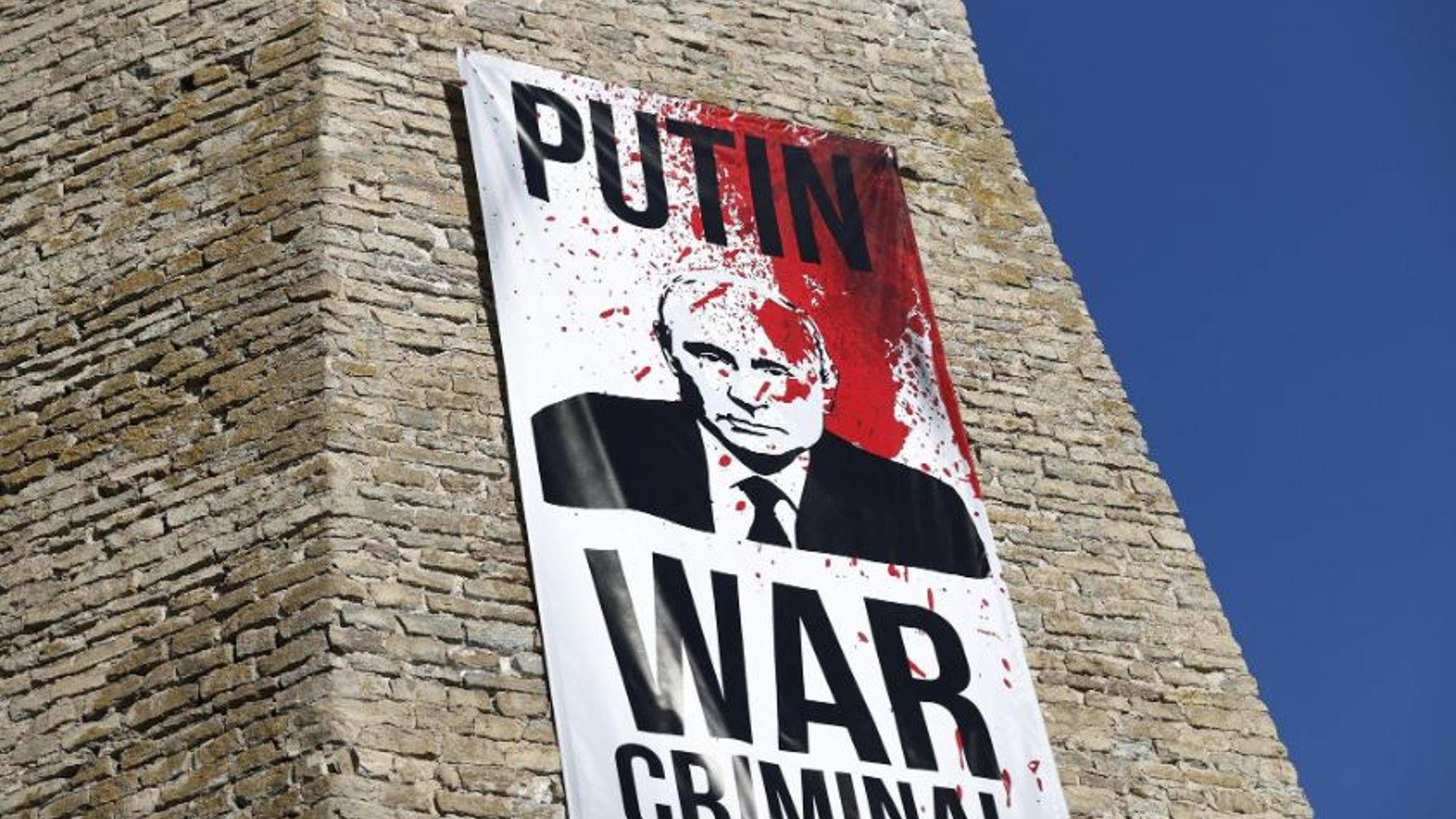 Narvā 9. maija pusnaktī atkal pacelts pretkara plakāts ar asiņainu Putina attēlu