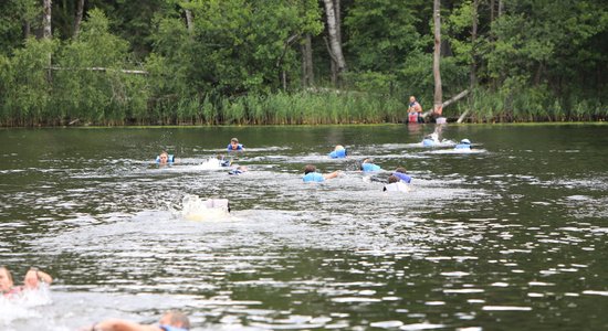 Foto: 'xRace' dalībnieki bauda Smiltenes pilsētas un novada interesantākās vietas