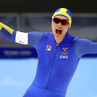 Zviedrs van der Pūls neticamā veidā labo olimpisko rekordu ātrslidošanā un triumfē Pekinā