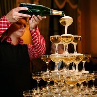 Valentīndienā jauns rekords – lielākā šampanieša glāžu piramīda Latvijā!