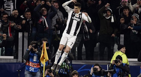 Ronaldu gūst 'hat-trick' un 'Juventus' atgūstas Turīnā