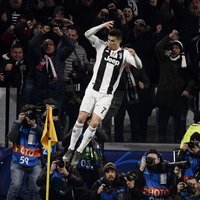 Ronaldu gūst 'hat-trick' un 'Juventus' atgūstas Turīnā