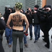 Femen устроили акцию против Путина и за "Евромайдан"