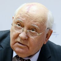 Горбачев заявил о начале новой гонки вооружений