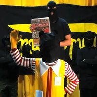 В Финляндии взяли в заложники статую клоуна из "Макдоналдса"