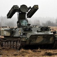 Netālu no frontes līnijas Ukrainā pamanīta 'Strela-10' raķešu sistēma