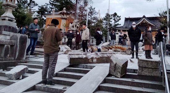 Zemestrīces Japānā laupa četras dzīvības un izraisa metru augstus cunami viļņus