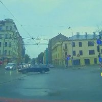 Video: Autovadītājs izaicina likteni un traucas pie luksofora sarkanā signāla