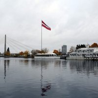 Uz AB dambja milzīgajā Latvijas karogā ar pirotehniku izdedzināti caurumi