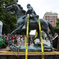 ASV pilsētā Šarlotsvilā pēc ilgas cīkstēšanās aizvāktas divas konfederātu karavadoņu statujas