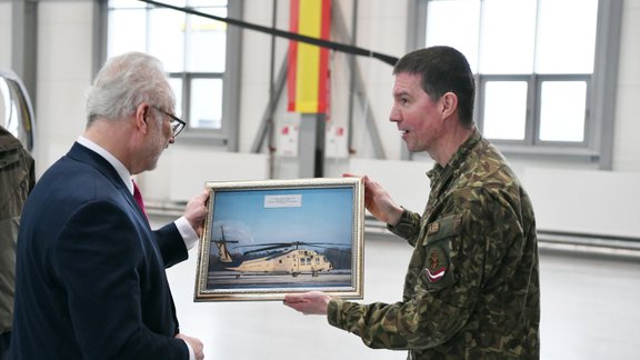 Levits Lielvārdes militārajā lidlaukā apskata jaunos “Black Hawk” helikopterus - 8