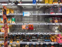 Из-за высоких цен на кофе полки европейских супермаркетов пустеют