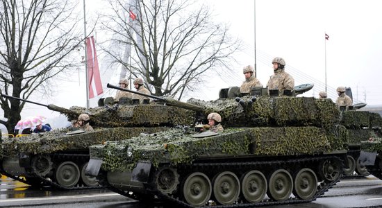 Armijas jaunajām bruņumašīnām munīciju ražos Latvijā; pirks helikopterus