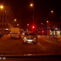 Video: Policijas busiņš aiznesas pie sarkanās gaismas