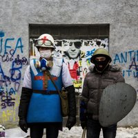 Demonstranti Kijevā ceļ sargtorni un izmēģina kartupeļu lielgabalu