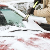 Saskrāpēts vējstikls redzamību samazina par 60% – kā pareizi ziemā tīrīt auto logus