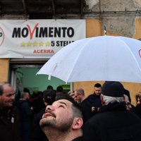 Itāļi sākuši pieprasīt populistu apsolīto naudu