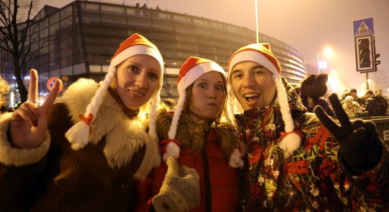 Foto: Jauno gadu krastmalā Rīgā lustīgi sagaida 50 000 cilvēku