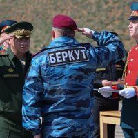 Шойгу начал вручать медали "За возвращение Крыма"