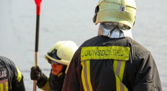 В центре Риги из водоема поднято тело утонувшего человека