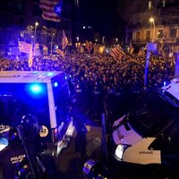 Foto: Katalonijā izceļas sadursmes par piecu katalāņu politiķu apcietināšanu