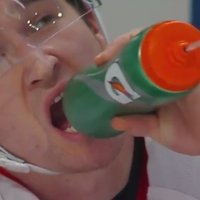 Video: 'Senators' hokejistam smieklīgs misēklis ar pudeli