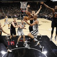 Bertāns ar 12 punktiem kaldina 'Spurs' drošu uzvaru pār 'Suns'