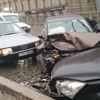 Foto: Trīs auto avārija uz VEF tilta bloķē auto un tramvaju satiksmi
