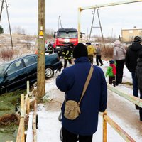 BMW brauciens beidzas upē – kārtējais apledojušo ceļu upuris