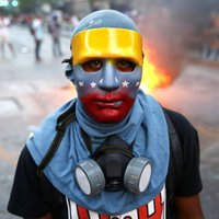 Foto: Venecuēlas vardarbīgā 'demokrātijas augšāmcelšanās'