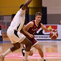 Latvijas U-20 basketbolisti fantastiskā veidā izglābjas, bet EČ B divīziju sāk ar zaudējumu papildlaikā