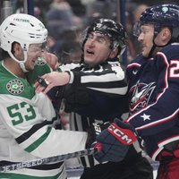 Merzļikins paliek uz 'Blue Jackets' soliņa; 'Canucks' rindās vēl nedebitē Bļugers