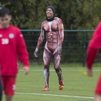 Тренер наказал футболиста: заставил носить "анатомический" костюм