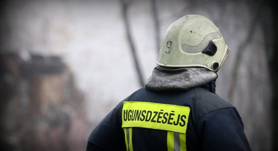 Naktī uz pirmdienu ugunsgrēkā Rīgā izglābts cilvēks