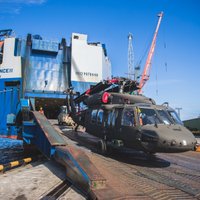 Foto: Rīgas ostā ierodas ASV bruņoto spēku helikopteri