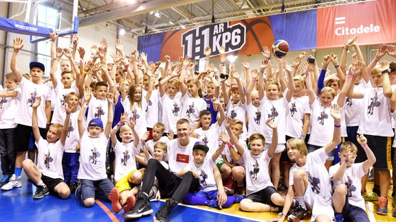 250 jaunie basketbolisti no visas Latvijas tiekas ar Kristapu Porziņģi - 6