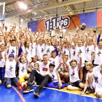 Foto: Porziņģis tiekas ar 250 jauniešiem no Latvijas sporta skolām un basketbola klubiem