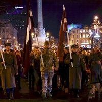 ФОТО, ВИДЕО: Факельное шествие по центру Риги собрало сотни участников