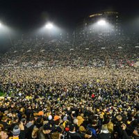 Video: 67 tūkstoši fanu laukumā metas sveikt NCAA komandu ar uzvaru