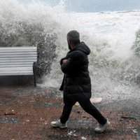 Okupētajā Krimā un Krievijas Melnās jūras piekrastē plosījusies vētra; trīs bojāgājušie