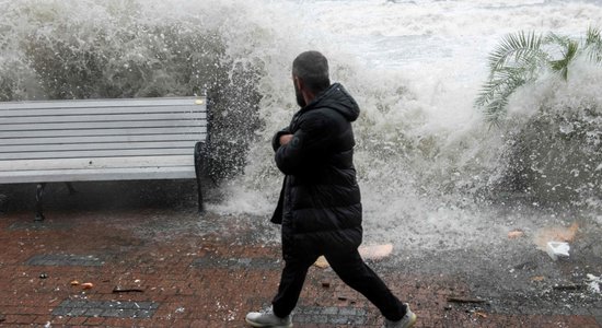 Okupētajā Krimā un Krievijas Melnās jūras piekrastē plosījusies vētra; trīs bojāgājušie