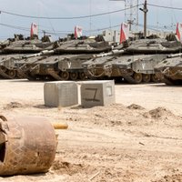Izraēla ar tankiem veikusi 'mērķtiecīgu reidu' Gazas joslas ziemeļos