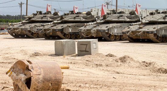 Izraēla ar tankiem veikusi 'mērķtiecīgu reidu' Gazas joslas ziemeļos