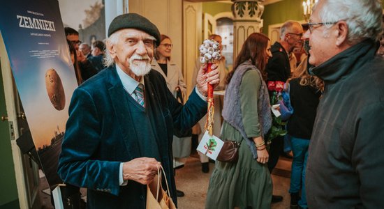 Foto: Nosvinēta kino klasiķa Selecka jaunās filmas 'Zemnieki' pirmizrāde